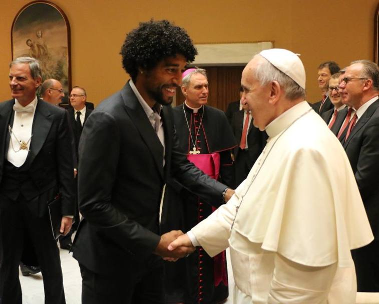 Anche Dante stringe la mano al Papa. Facebook